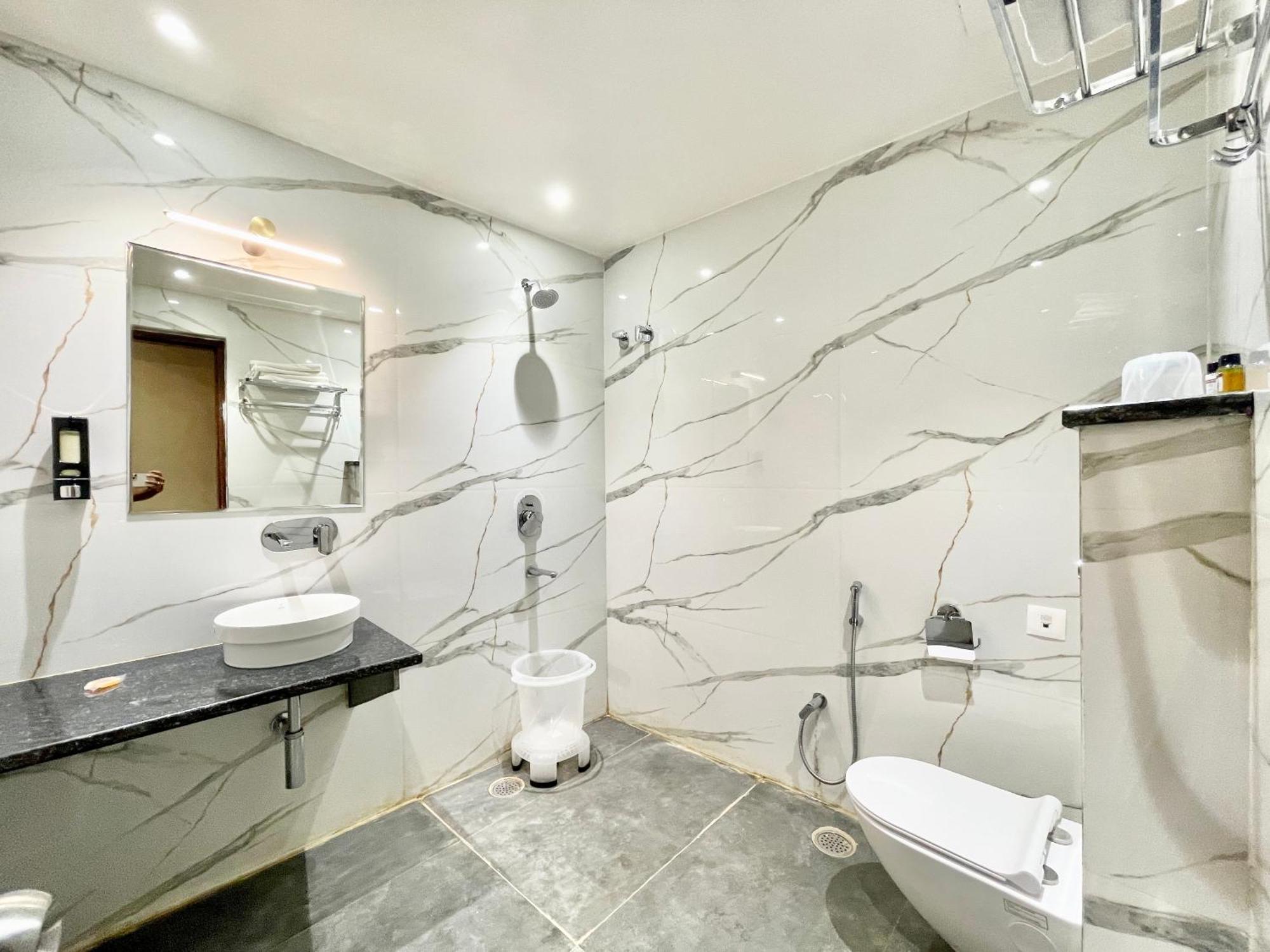 Hotel Vedangam Inn ! Varanasi - Foreigner'S Choice ! Fully Air-Conditioned Hotel With Parking Availability, Near Kashi Vishwanath Temple, And Ganga Ghat Exteriör bild